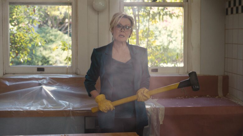 Jean Smart on 'Hacks' holding a large hammer.